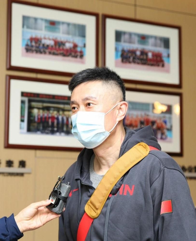 洪五忙道：叶大师您客气了，这都是我应该做的。